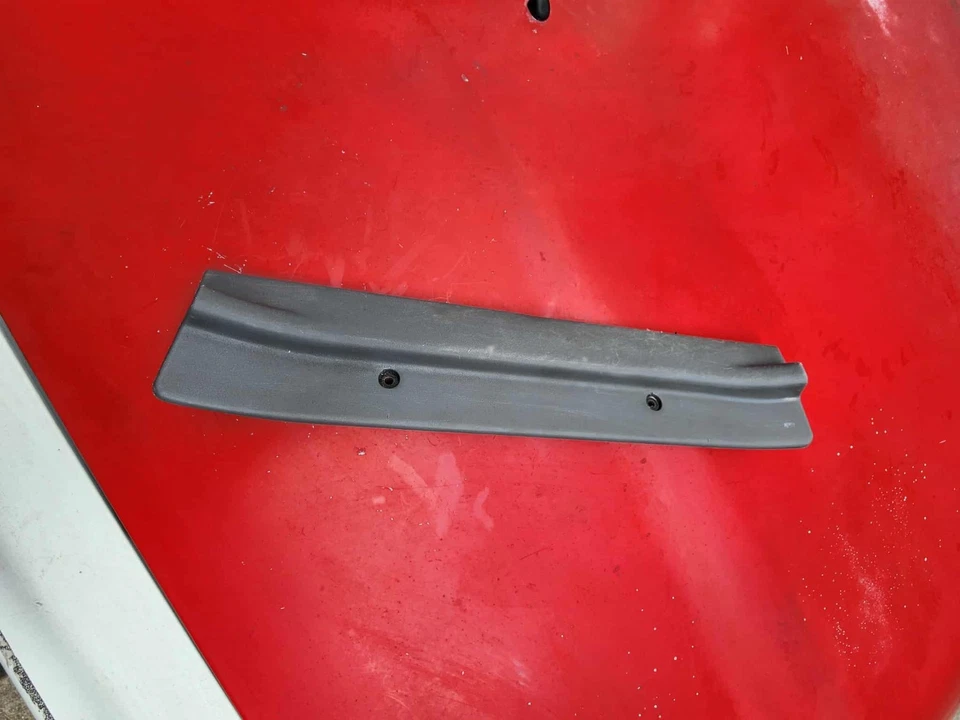 ISUZU RODEO 1992-96 OEM ALFÉIZAR DE PUERTA TRASERA IZQUIERDA/DERECHA PLACAS DE DESGASTE GRIS CON TORNILLOS Foto 3 de 4