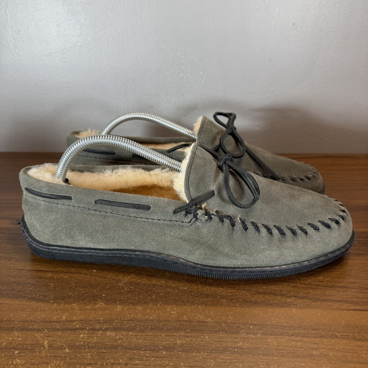 Minnetonka Shoes Mens 10 Gray Sheep Fur Lined Suede Hardsole 