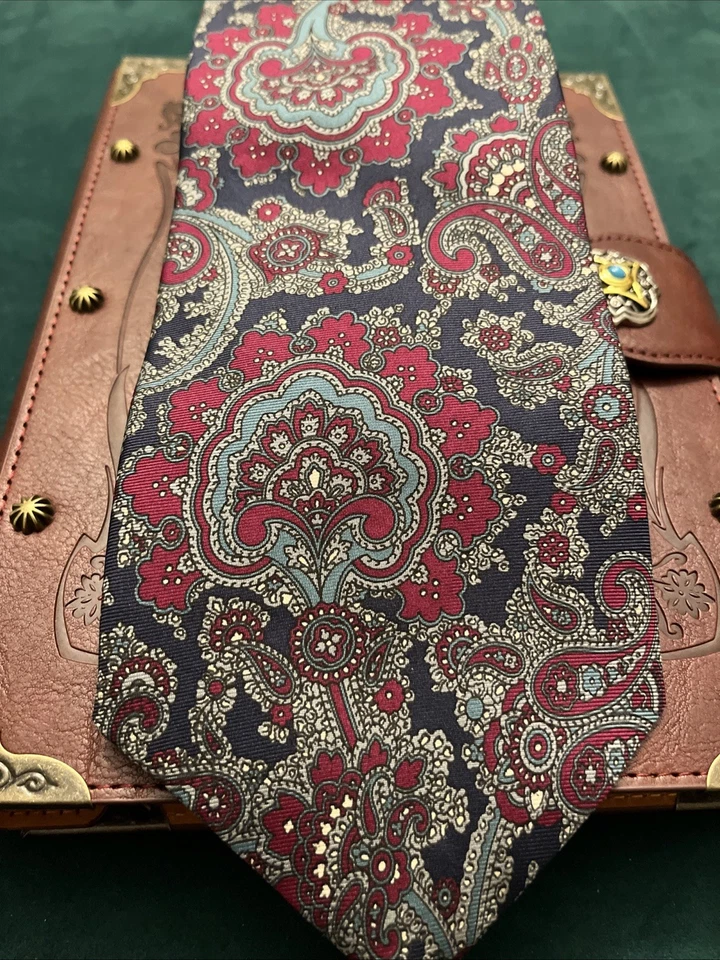 Corbata de Colección Scott Foster Seda Repp Cuello Borgoña Azul Plata Cachemira Seda Hecha en EE. UU. Foto 3 de 4