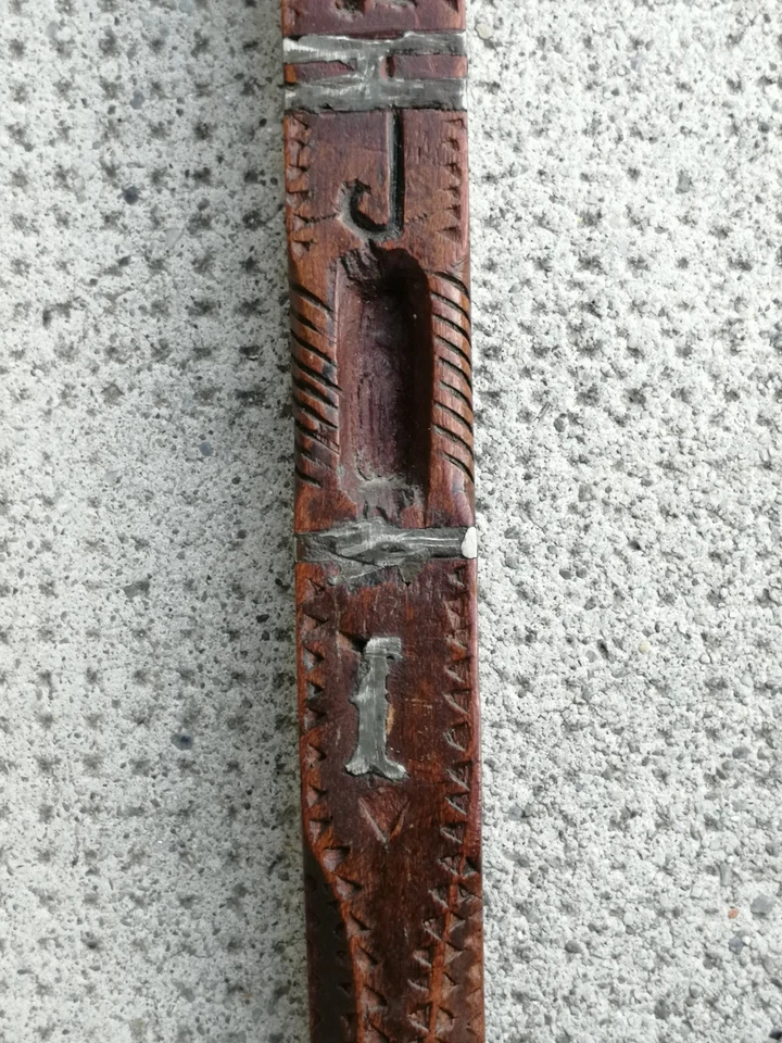 Ancienne QUENOUILLE + SUPPORT chablais art populair savoie INCRUSTATION ETAIN - Photo 4/4