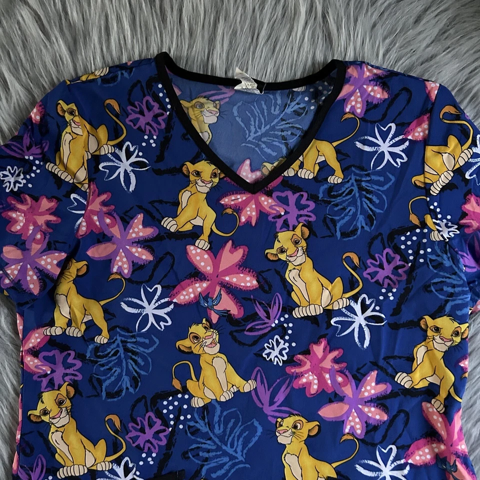 Camisa Médica de Trabajo Disney Rey León Simba Para Mujer Talla Pequeña Manga Corta Foto 2 de 4