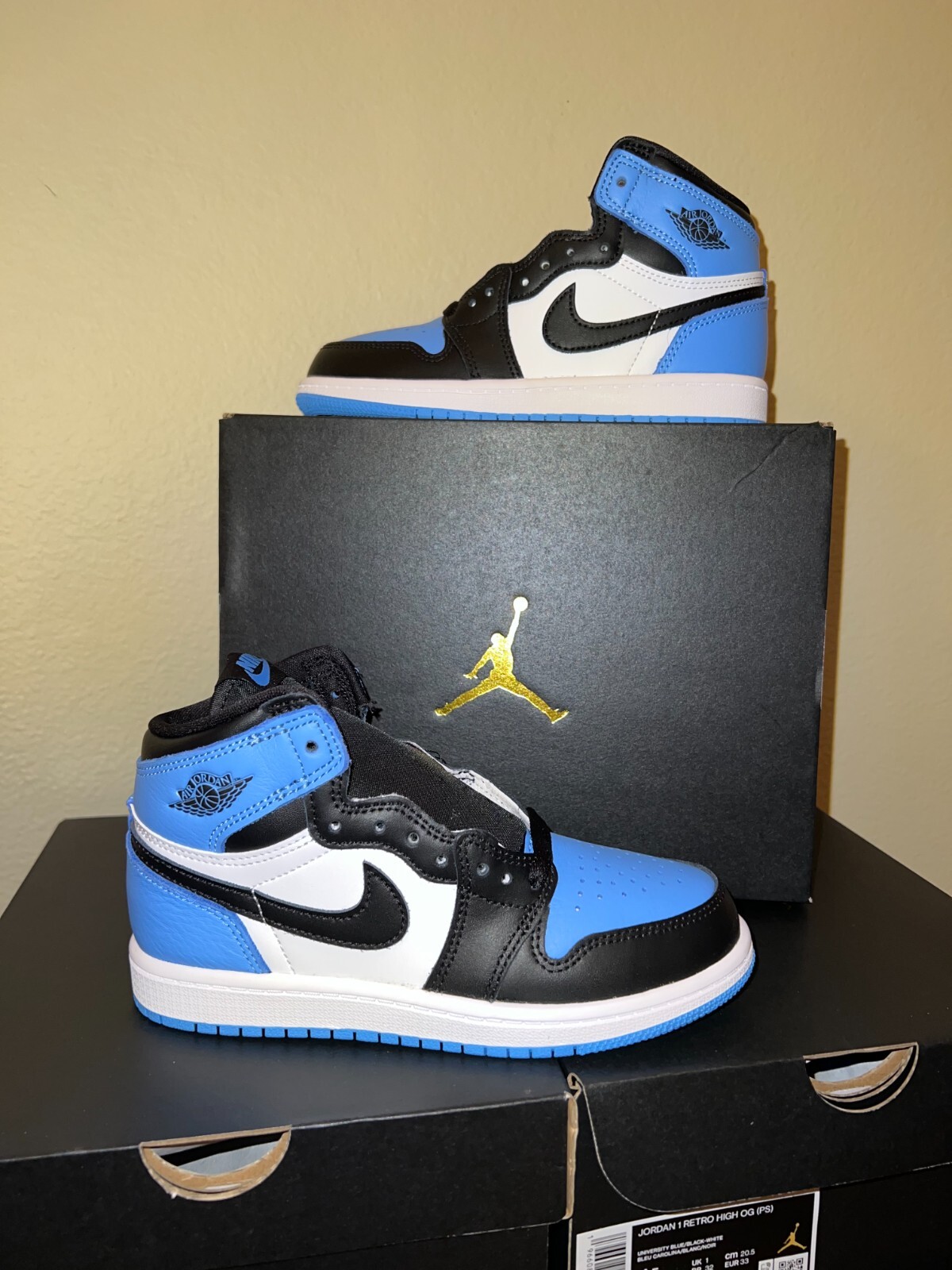 jordans mid 1 footlocker