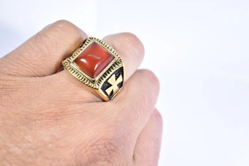 Anillo cruzado de cornalina genuina de acero inoxidable chapado en oro talla 10 para hombre Foto 4 de 4