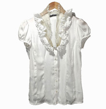 Camicetta romantica Italia Rinascimento bianca con volant pizzo scollo a V e bottoni capsula M