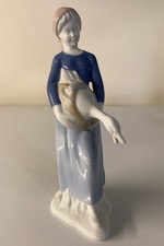 Westdeutsches Gerold Porzellan Mädchen mit Gans um 1950’s. 8,5 Zoll groß