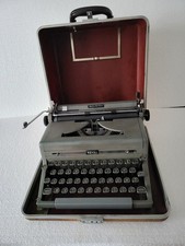 ROYAL QUIET DE LUXE Typewriter