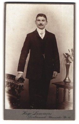 Fotografie Hugo Lammers, Dortmund, Rheinische Straße 14, Eleganter Herr im Anzu 