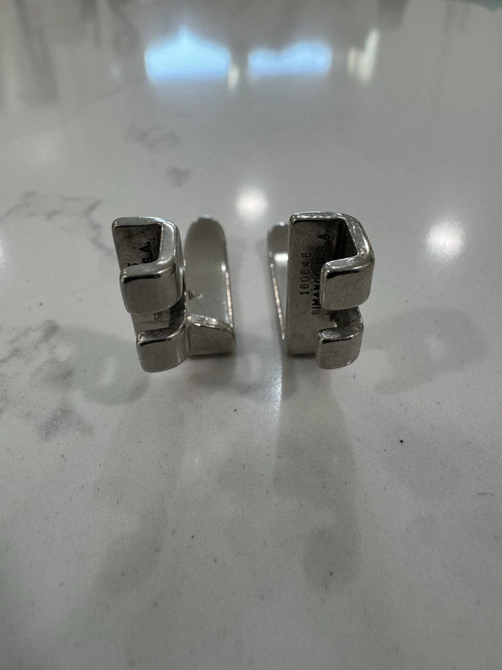 Prensatelas de cuerda derecha e izquierda Singer Simanco piezas 160846 y 160845. En muy buena condición Foto 4 de 4