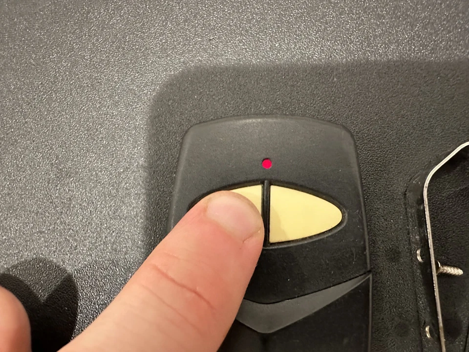 Stinger CCS3101BV (2-Button) Garage Door Gate Opener Remote 310 MHz - TESTED! - Image 3 of 4