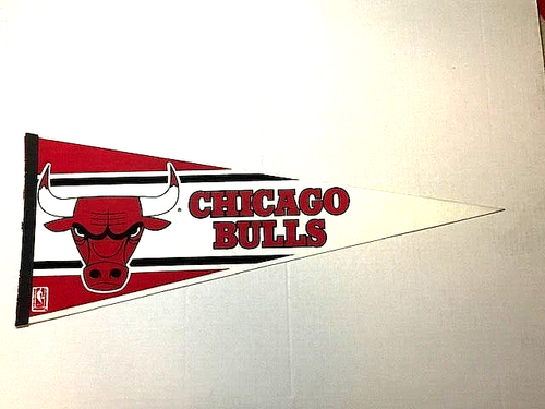 Vintage official NBA Chicago Bulls Team Logo Felt Basketball Pennant full 27'' - Picture 2 of 2