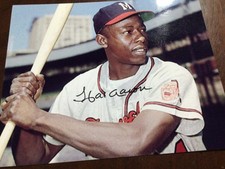 HANK AARON AUTOGRAPHED HAND SIGNED 8x10 PHOTOGRAPH