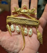Oscar De La Rents Gold Bar Shell Pearl Charms brooch