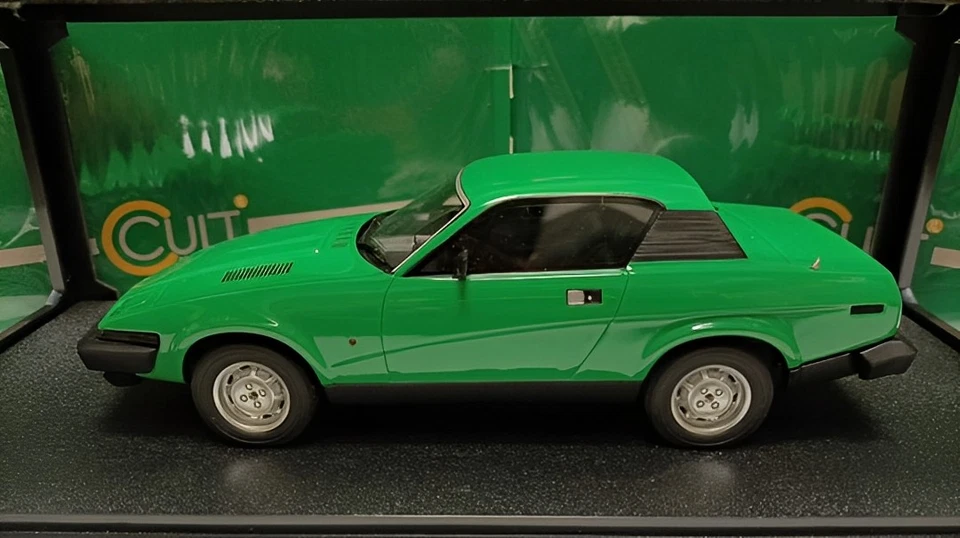 Cult 1:18 Triumph TR7 Coupe 1979 Green Resin Simulation Coupe Model - Image 2 of 4