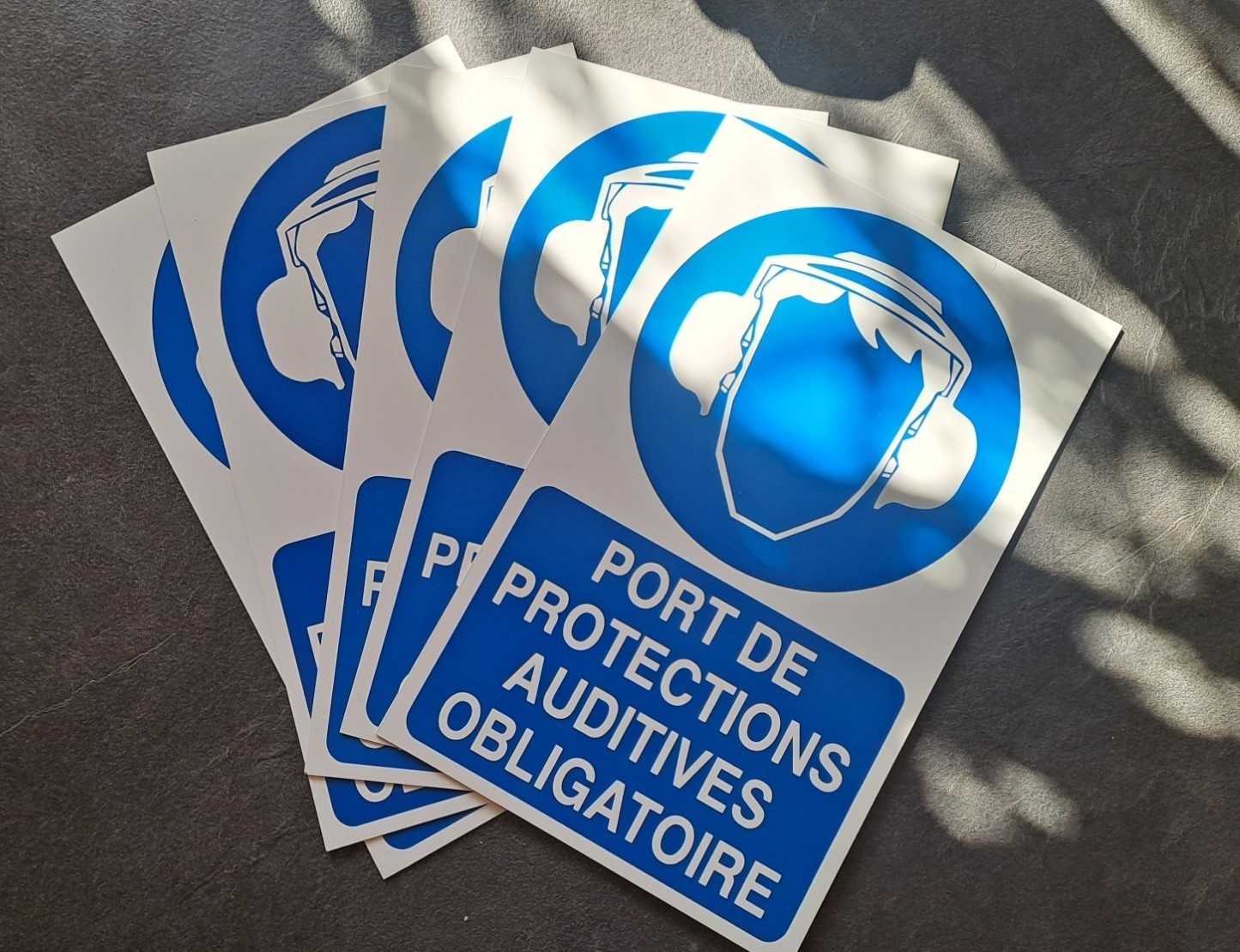 5 plaques de signalisation parking interdit pour sécuriser vos accès de copropriété