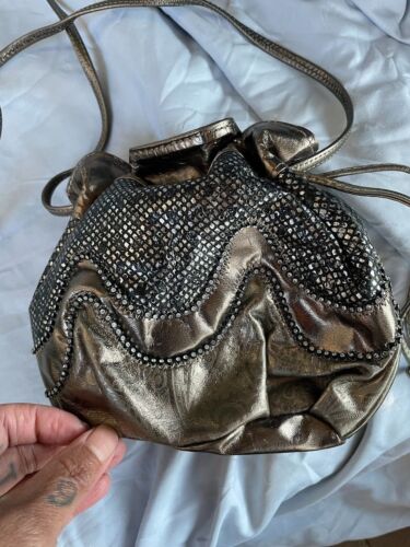 Vintage años 80 OHHH! Bolso Bandolera ASHLEY Cuero Metálico Estrás Cordón Bl - Imagen 3 de 6