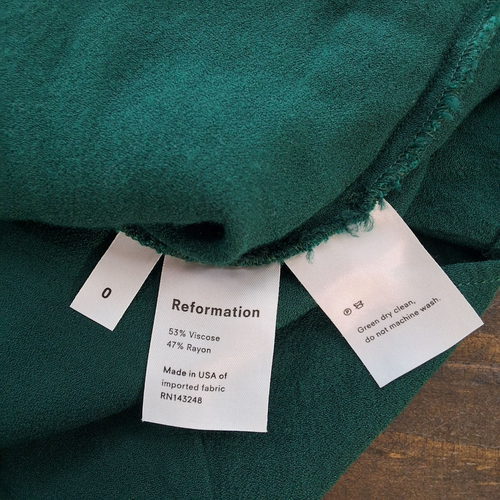 Reformation smaragdgrünes Midikleid mit eckigem Ausschnitt und Spaghettiträgern Gr. O - Bild 6 von 6