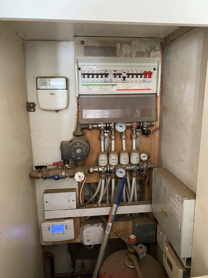 Howdens Kitchen Units Cream Shaker Style suit Well