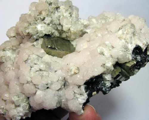 PIRITE CUBIC CRYSTAL RIGH MIDLE su CALCITE MANGANOANE su MATRICE PIRITE dal PERÙ - Foto 6 di 9