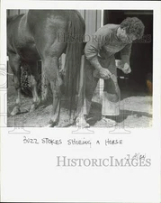 1989 Press Photo Buzz Stokes shoeing a horse - lra24660