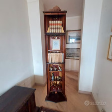 canoa in legno trasformata in libreria