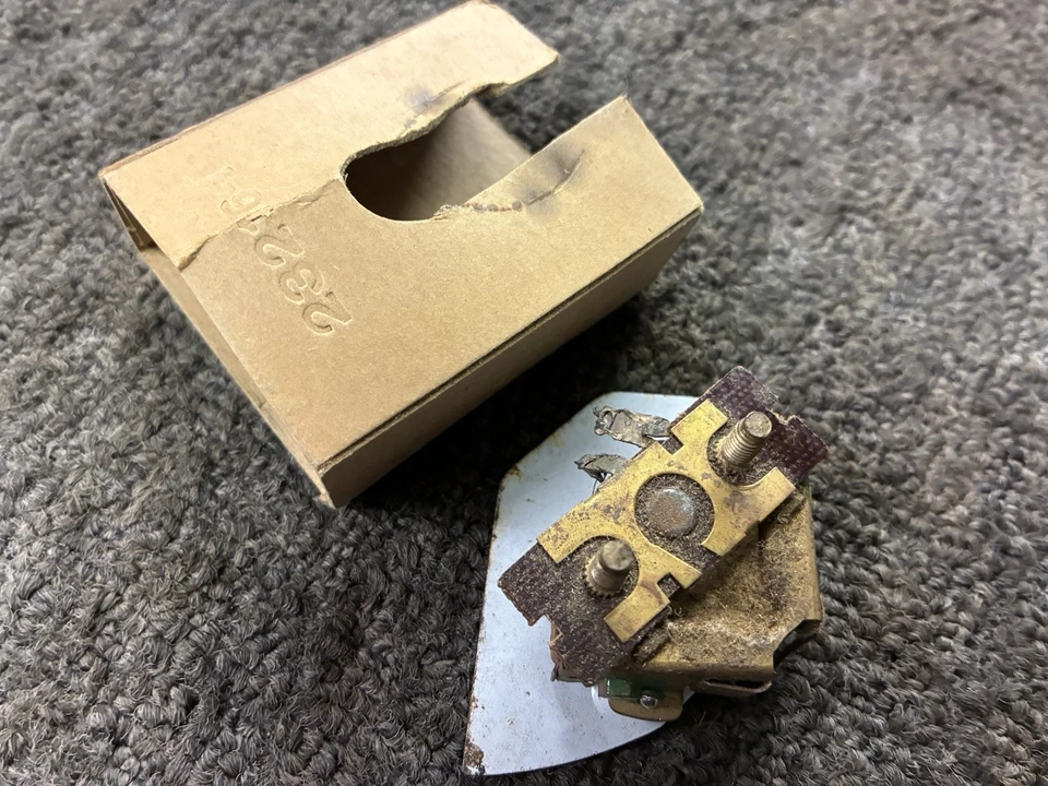 1951 Buick Super Gas Gauge N.O.S. NOVO ESTOQUE ANTIGO 1951 BUICK ROADMASTER ESPECIAL - Imagem 4 de 4