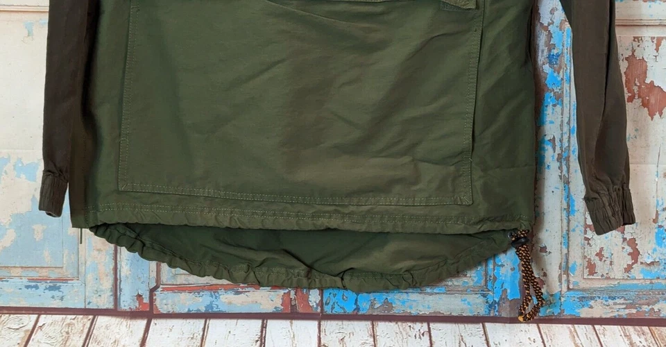 Chaqueta cortavientos con capucha de manga larga verde talla mediana de diversión moderna para hombre Foto 3 de 4