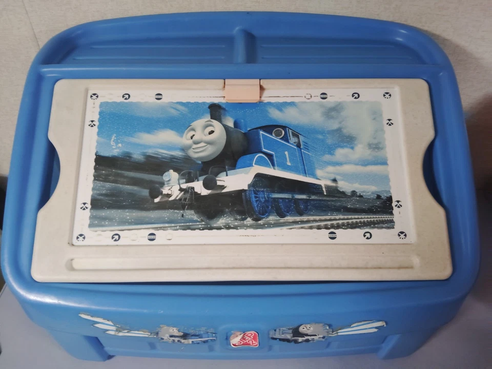 2014 THOMAS & FRIENDS 2-IN-1 TOY BOX AND ART BOARD BY GULLANE UNLIMITED & STEP2 - Image 2 of 4