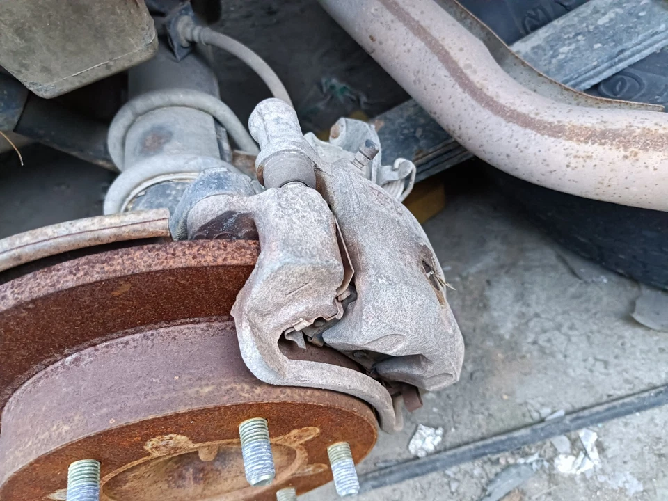 1989 五十铃 Amigo 左后制动卡钳 原始设备制造商 二手 — 第 3/4 张图片