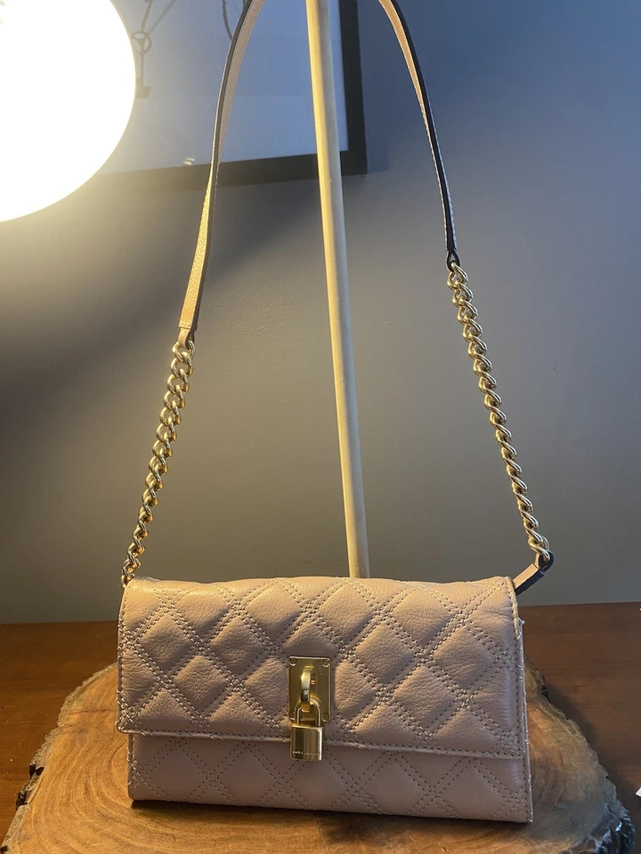 Bolso de mano Marc Jacobs acolchado cuero rosa nude con cadena Foto 2 de 4