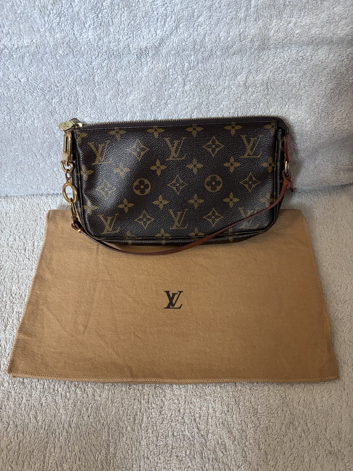 Authentic Louis Vuitton Pochette Accessoires Monogram SD0032 Vintage 2002