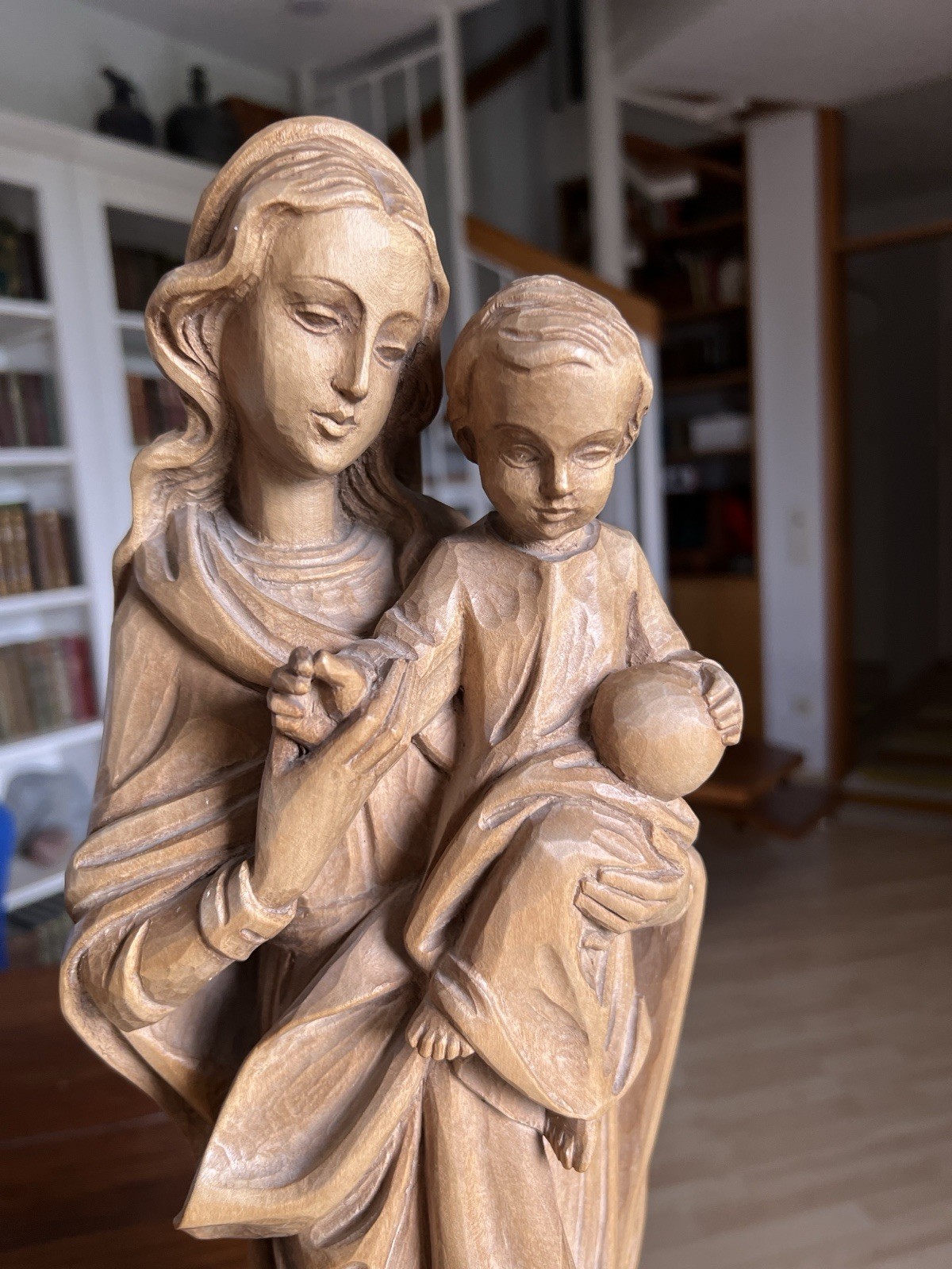 Handgeschnitzte hölzerne Madonna mit Kind aus Südtirol 53cm