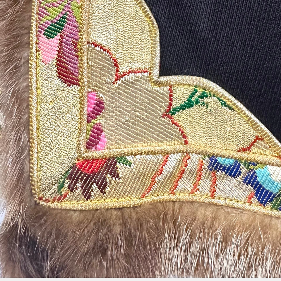 Abrigo negro mongol/tibetano forrado de piel vintage con detalles de brocado dorado Foto 4 de 4