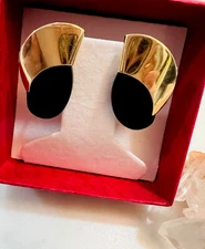 NABCO KM 14k Solid Yellow Gold Vintage Carved Onyx Stud Earrings Circa 1980's 4g