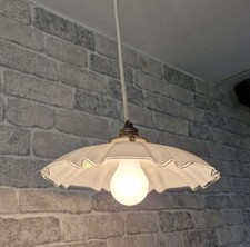 Abat-jour ancien rond en opaline blanche avec griffe et douille refA5