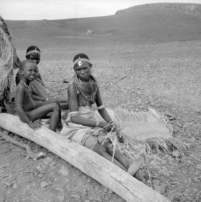 Kenya Kenya Turkana lake Woman of the El Molo tribe plaiting a plait Old Photo