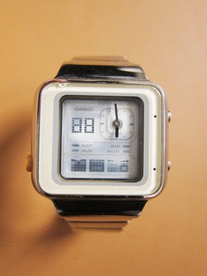 CASIO FUTUREST　LAQ2000D 美品 Vintage Casio Futurist LAQ-2000D Y2K Black Dial Silver Watch 35mm