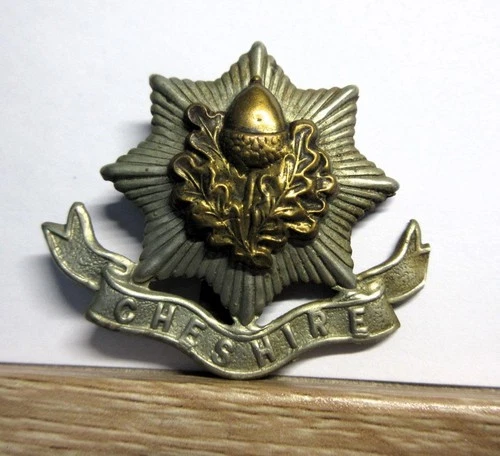 Vintage WW1, WW2 Cheshire Regiment MILITARY CAP BADGE