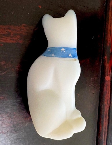 Cat Figurine FENTON Glass 2010 Opal Satin Patriotic Style Signed P. Lauderman - Picture 3 of 7