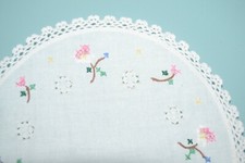 Tischdeckchen, rund ca.18 cm Durchmesser,gestickt