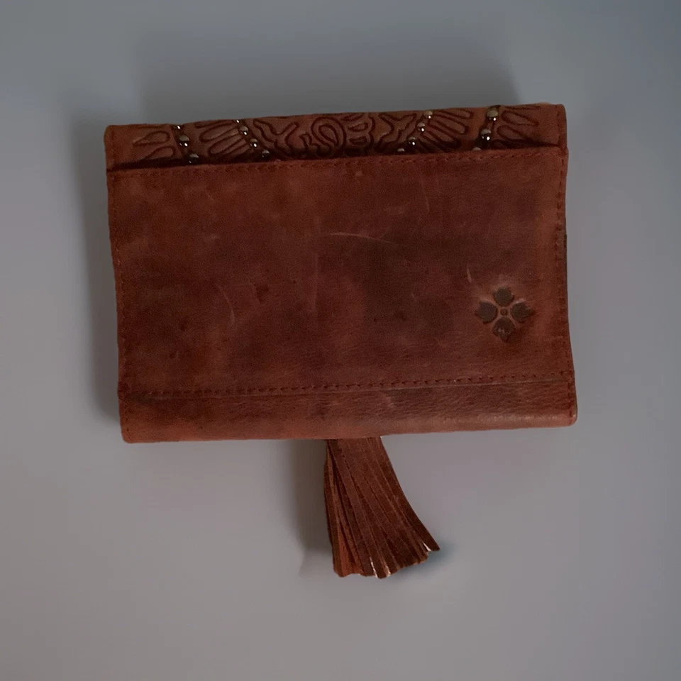 "Cartera Patricia Nash de cuero rojo/marrón con borla triple pliegue con Studs7,5x5,5""" Foto 2 de 4