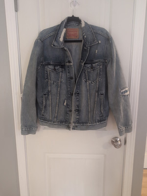 Levi's Mens Medium Denim Type III Trucker Jacket 72334-0475 Get Ripped Distresse
