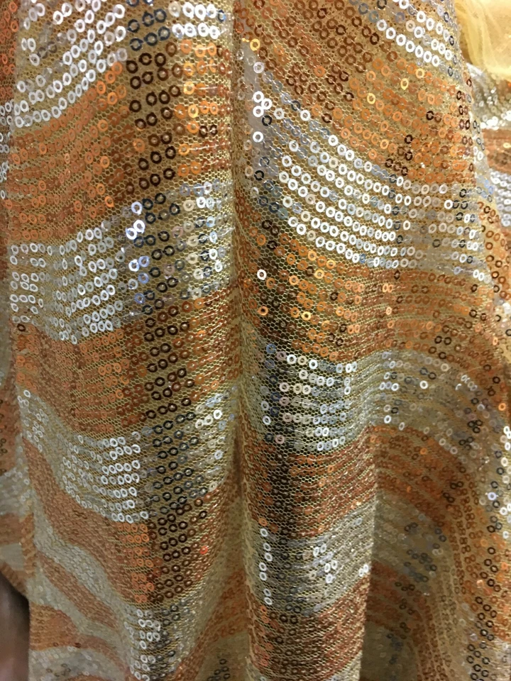 TELA DE MALLA ELÁSTICA LENTEJUELAS A RAYAS ONDULADAS ORO NARANJA PLATA (45 pulg.) Vendido por Foto 3 de 4