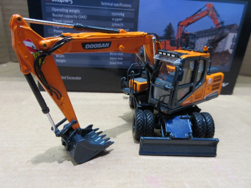Universal Hobbies UH Doosan DX140W Excavator model rubber duck excavator. - Image 4 of 4