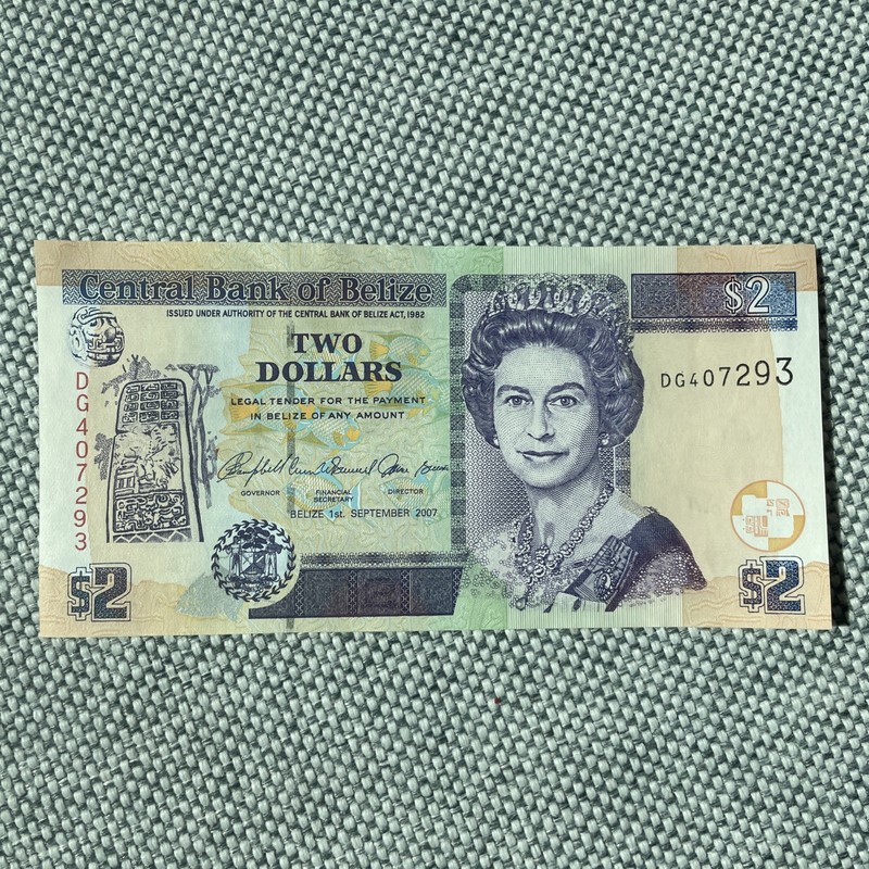 Belize $2 dollars • Queen Elizabeth II • UNC World Paper Money QE2 2007 Banknote