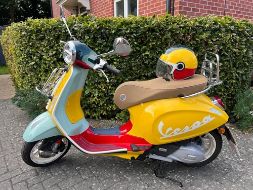 Vespa Primavera 125 Sean Wotherspoon Limited Edition + Matching Helmet - Picture 1 of 7