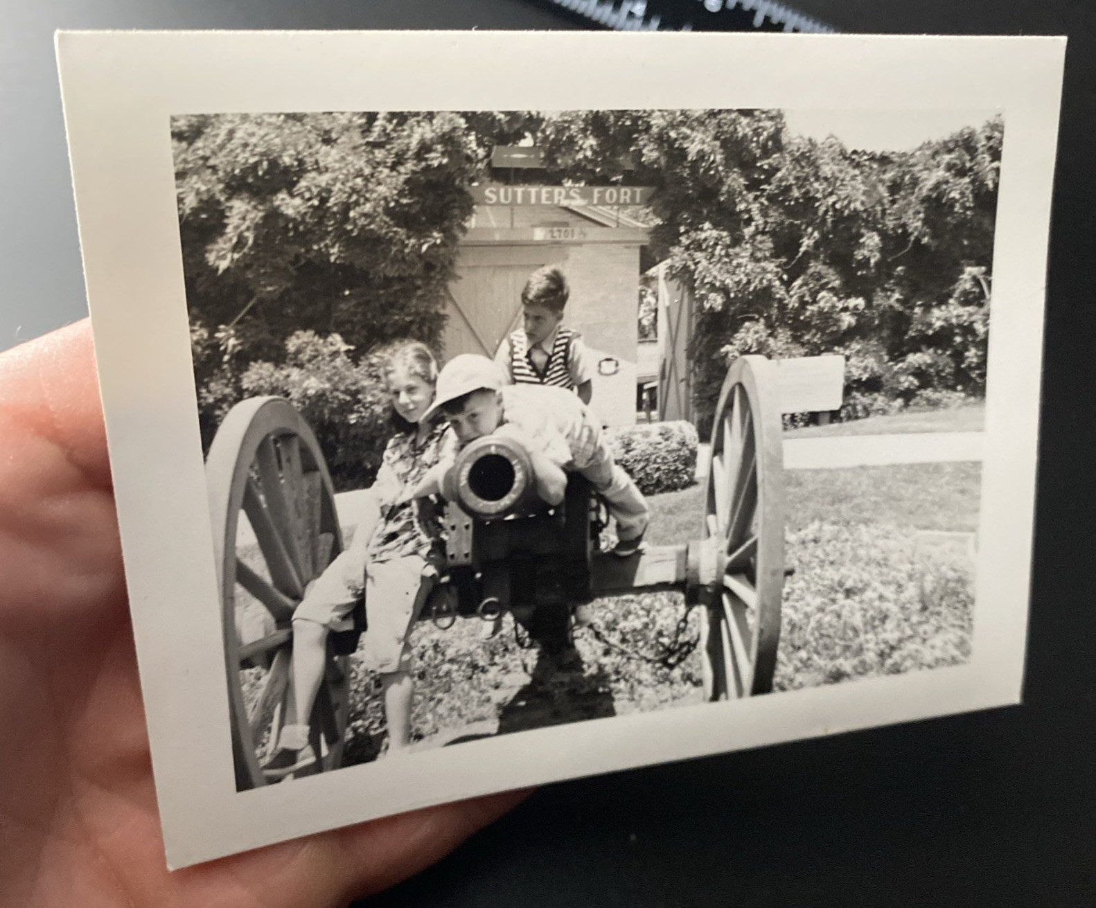 1952 Sutter’s Fort State Historic Park Sacramento CA Kids on Cannon Photo P19a9