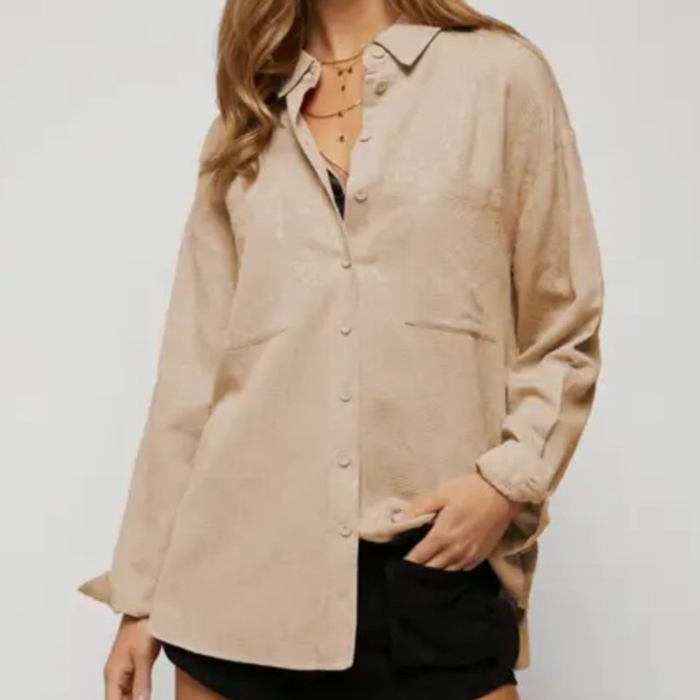 Davi & Dani Taupe Button-Up Textured Blouse- Size Medium