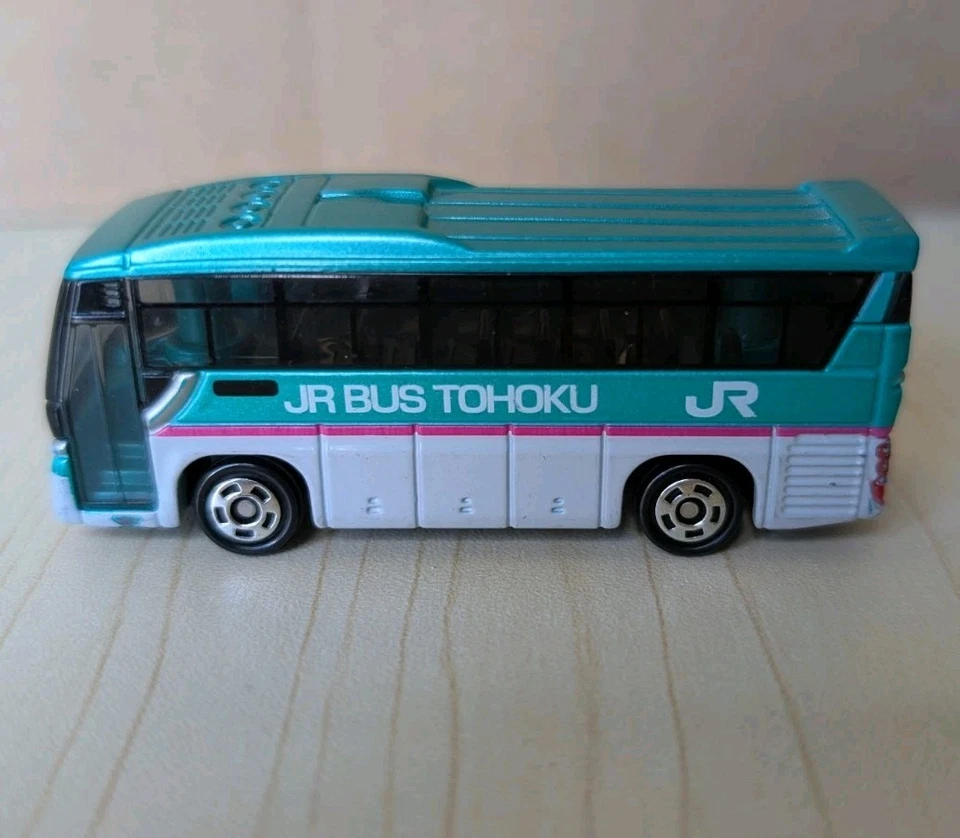 Tomica No. 2012 Autobús 16 Isuzu Gala JR Tohoku con caja escala 1/171 Foto 3 de 4