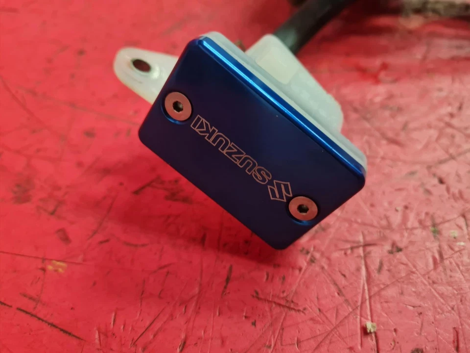 2002 SUZUKI GSXR 600 K2 RIGHT FRONT FOOT REST - Imagem 4 de 4