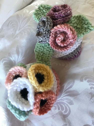 DK KNITTING PATTERN ROSE AND POPPY FLOWER CUPCAKES CHOCOLATE ORANGE COVER - Picture 2 of 8